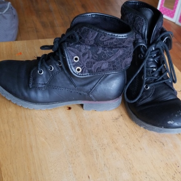Girls size 1 Black Boot, with shoe string tie - Picture 3 of 7